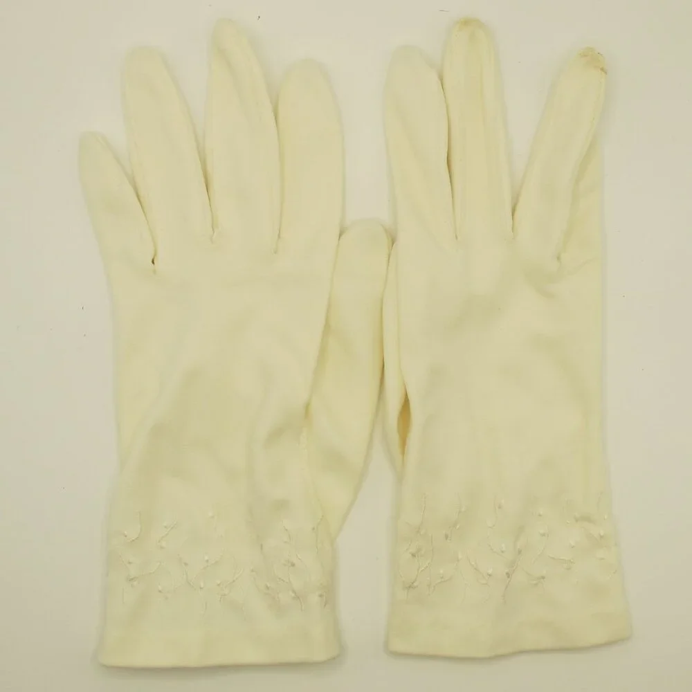 White ladies nylon gloves with embroidered detail – one size fits all